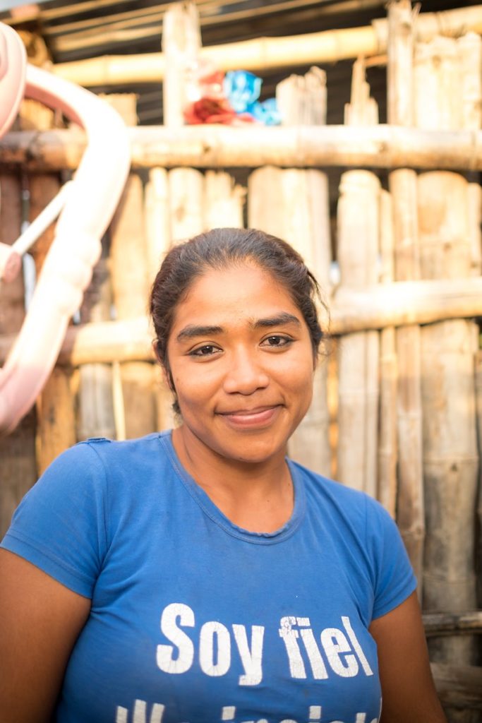 yapatera_peru_recuperación_del_terremoto_una_foto_sonriente_de_cabeza