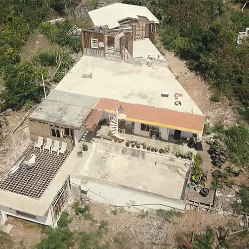 Vista aérea del progreso de la reconstrucción de una casa en las Islas Vírgenes de los Estados Unidos después del huracán Irma