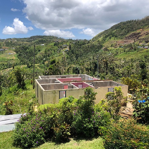 Cimientos y paredes de una casa que se está reconstruyendo en Puerto Rico después del Huracán Irma