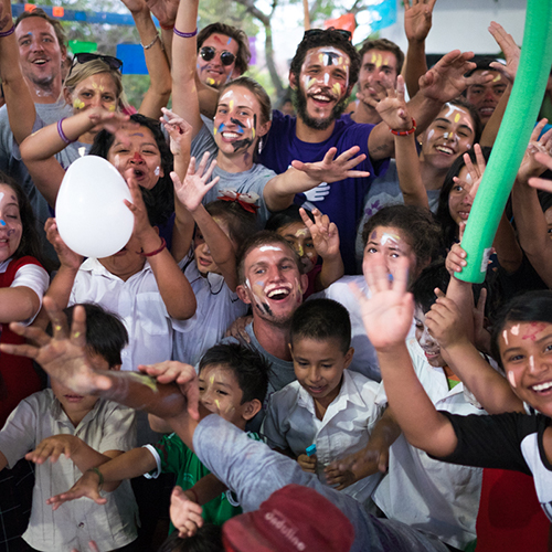 Voluntarios y estudiantes beneficiarios en México