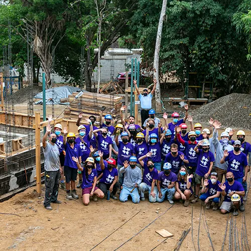 equipo de construcción saludando