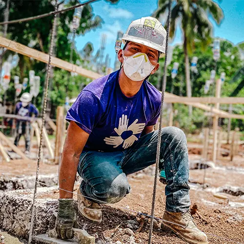 voluntario enmascarado agazapado