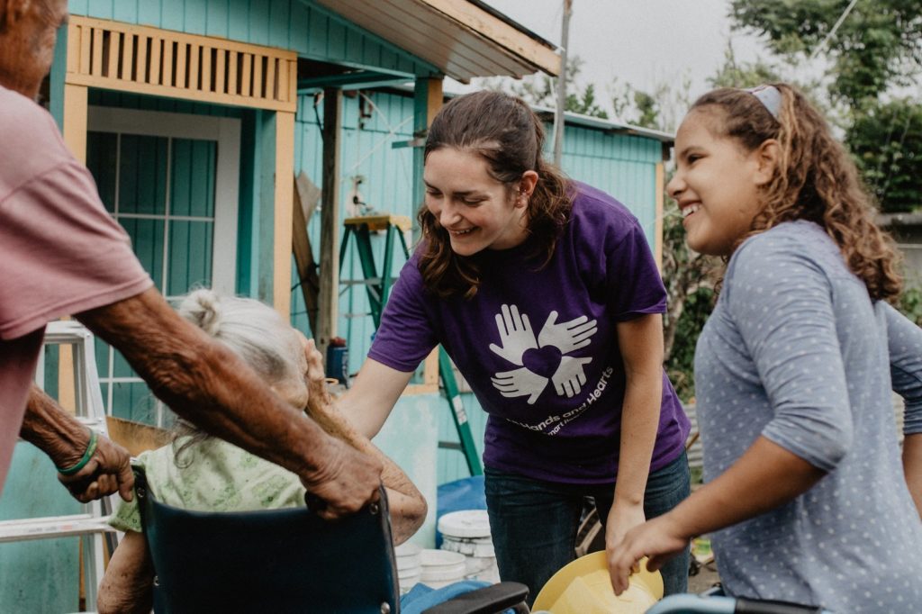 barranquitas_puertorico_pr_usa_voluntario_grupo_sonriente