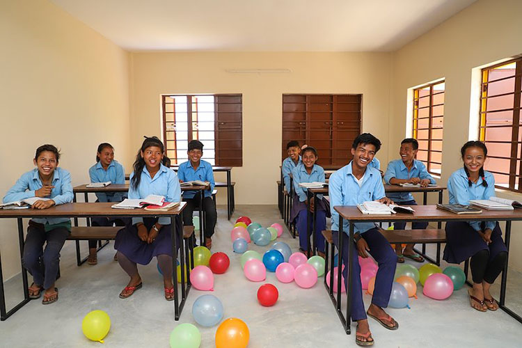 Estudiantes en un aula terminada