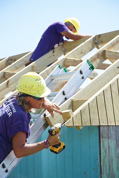 dominica_hurricane_homebuild_roof_volunteer_couple_working