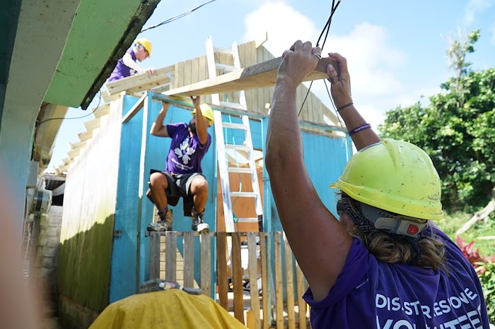 dominica_hurricane_homebuild_roof_volunteer_group_working