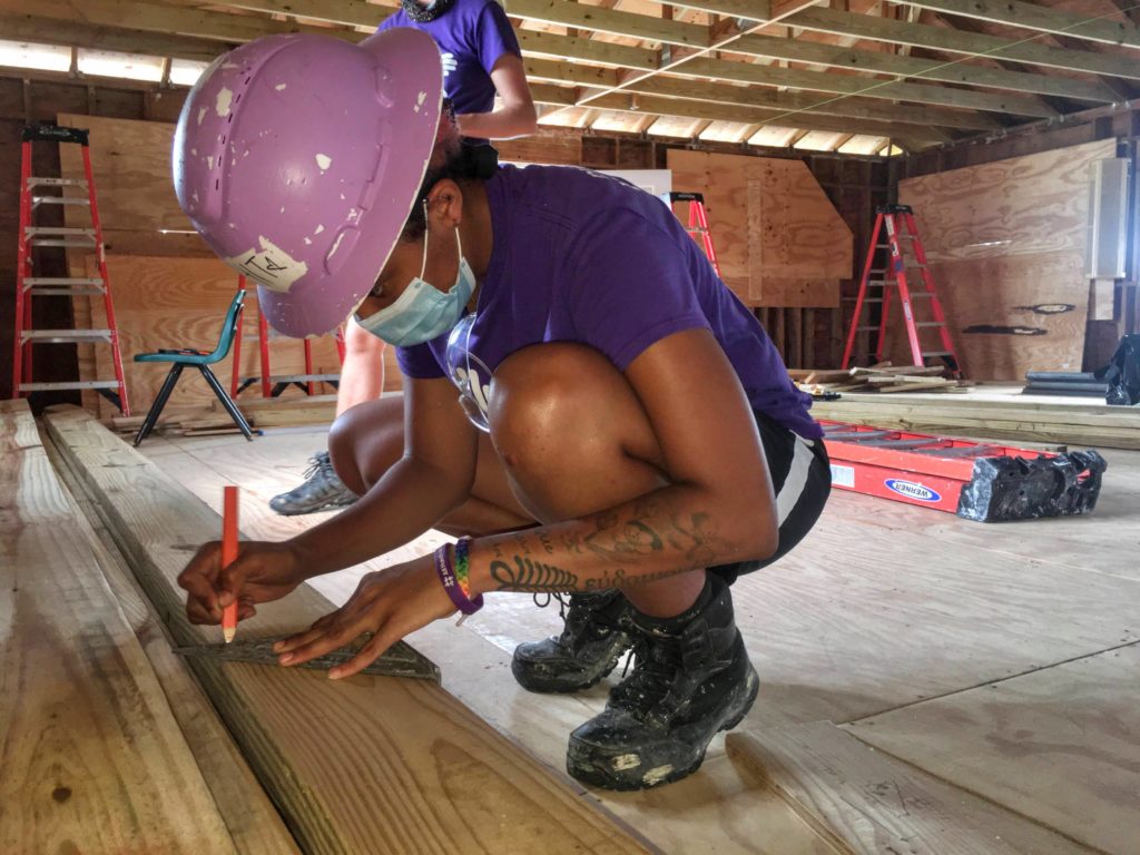 Voluntario trabajando con madera