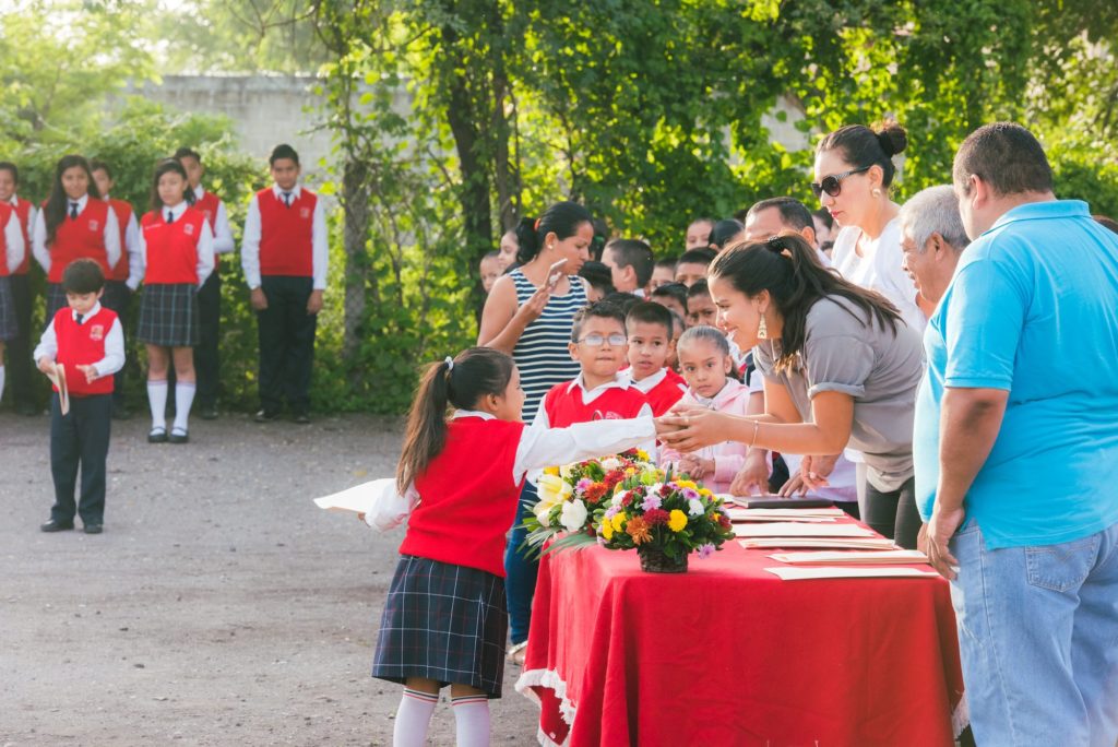 mexico_beneficiary_volunteer_group_smiling_renewal