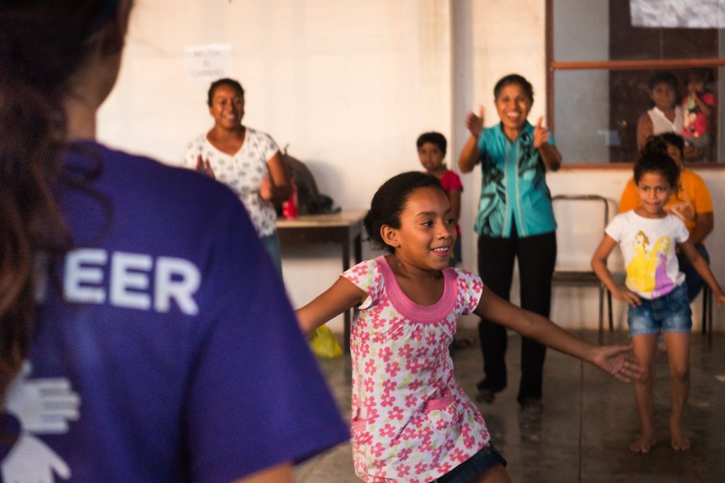 mexico_terremoto_recuperación_de_la_escuela_de_construcción_de_los_beneficiarios_del_grupo_de_voluntarios_sonriendo