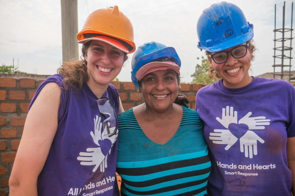 mexico_terremoto_construir_recuperación_voluntario_grupo_de_beneficiarios_sonriendo_abrazados