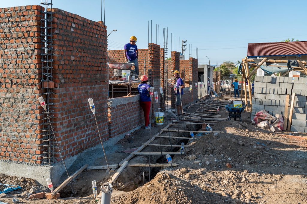 mexico_earthquake_schoolbuild_recovery_volunteer_staff_working