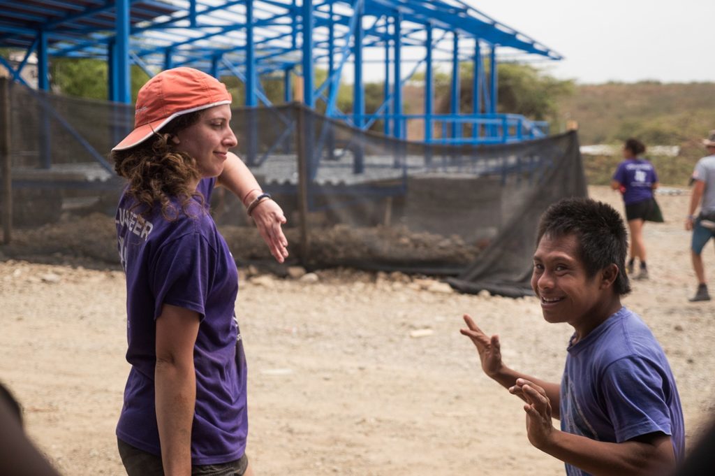 mexico_terremoto_voluntario_pareja_sonriente