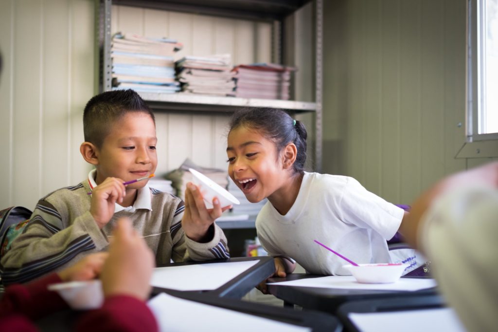 morelos_mexico_recuperación_de_escuela_de_construcción_de_beneficios_de_una_pareja_de_educación_sonriente