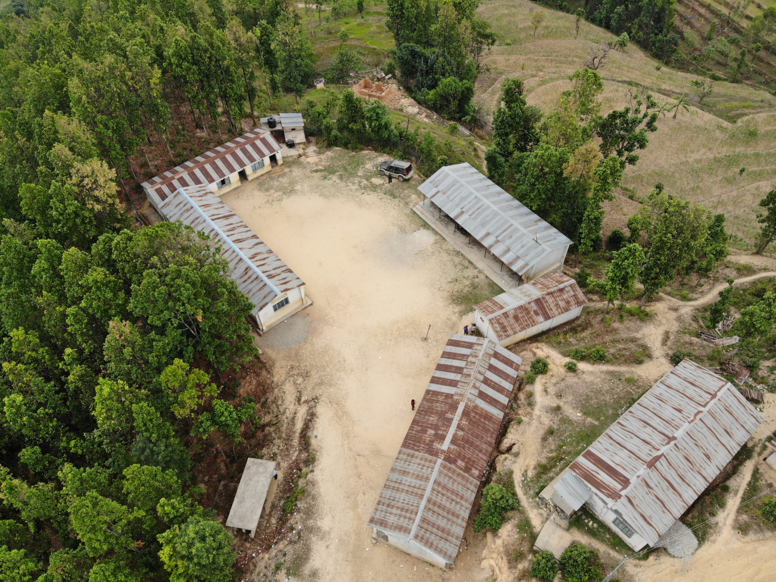 vista aérea de una escuela en nepal antes de su construcción