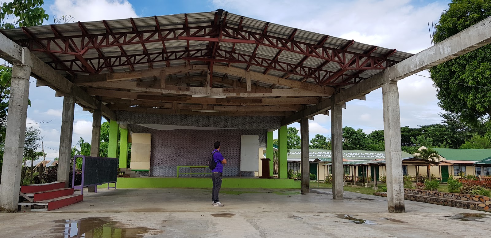 vista exterior de una escuela