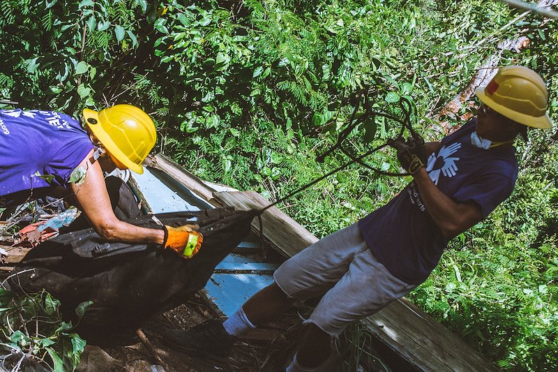 st_john_usvi_usa_hurricane_response_volunteer_couple_working(1)