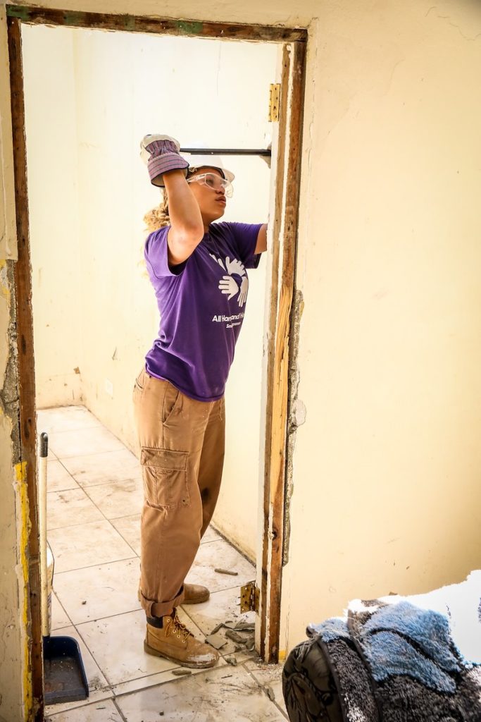 tortola_bvi_hurricane_response_volunteer_one_working