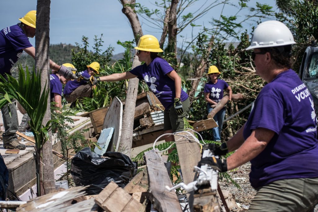 usvi_usa_hurricane_recovery_volunteer_group_working