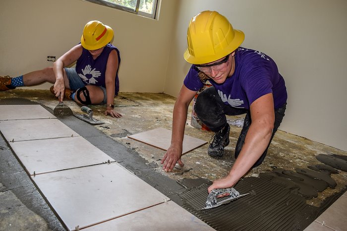 usvi_usa_hurricane_response_volunteer_couple_working