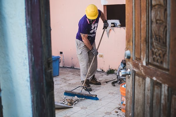 usvi_usa_response_volunteer_one_working_damage