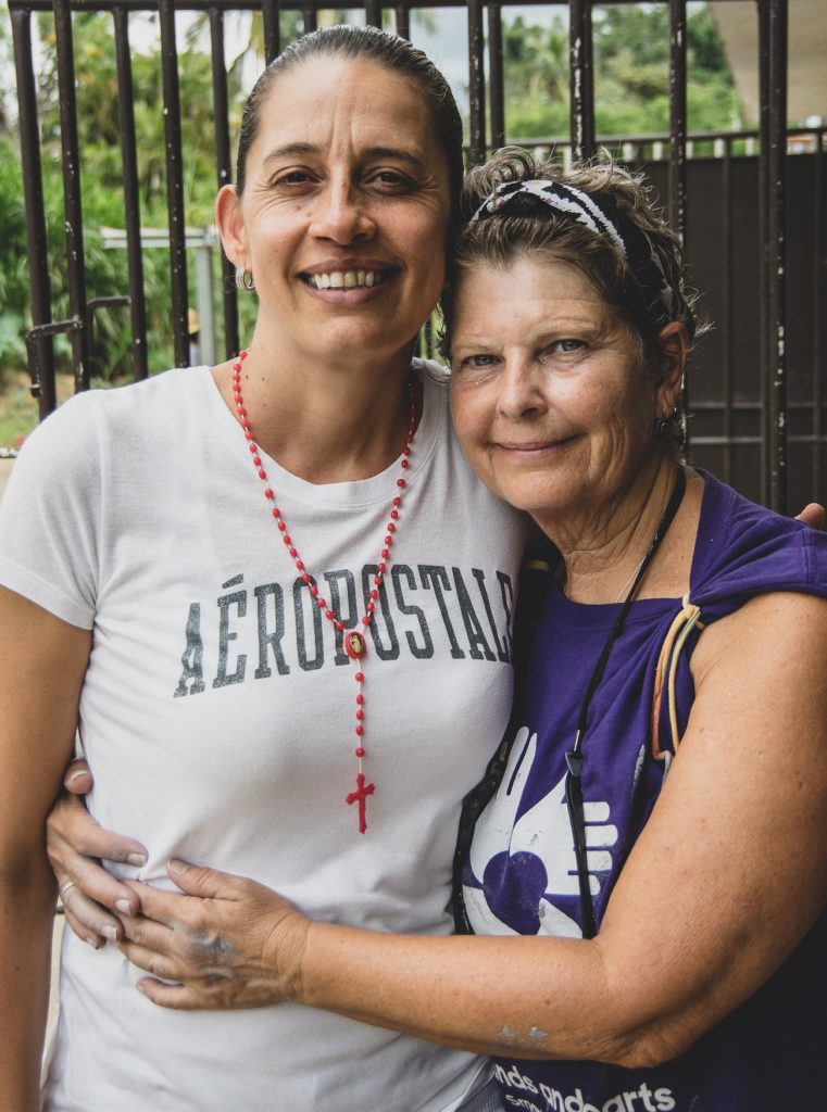 voluntario_beneficiario_pareja_abrazada_sonriendo