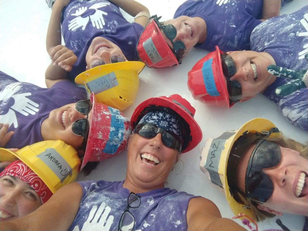 Voluntarios sonrientes tumbados en Puerto Rico