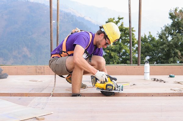 homebuild_volunteer_one_working