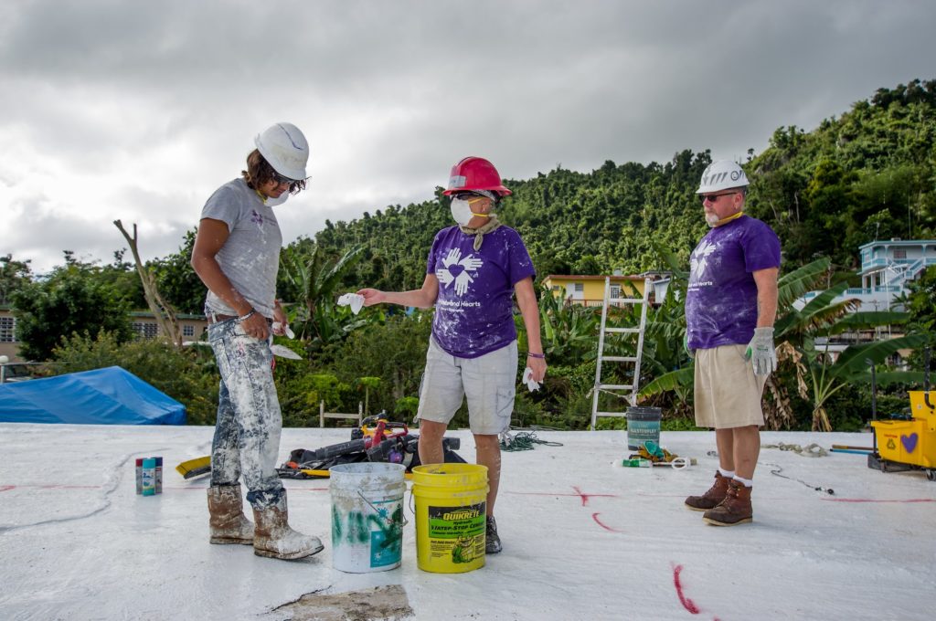 puertorico_pr_usa_homebuild_roof_volunteer_group_working