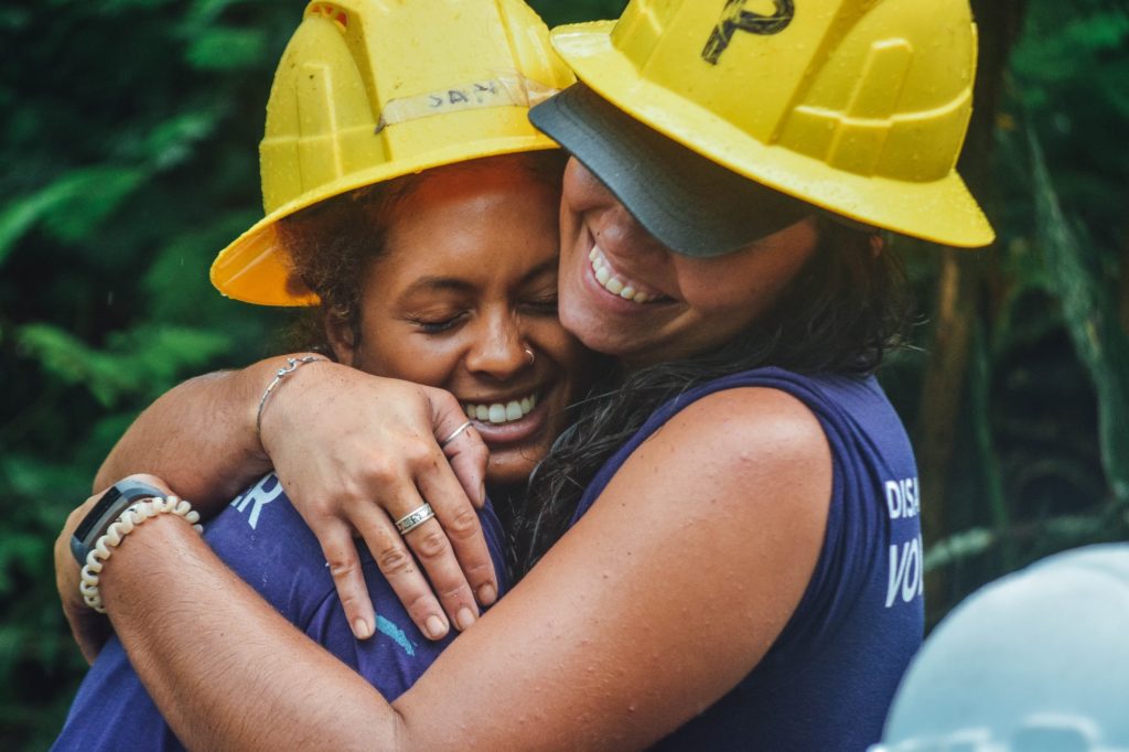 usvi_usa_hurricane_recovery_volunteer_couple_hugging
