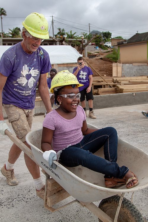 grupo_de_beneficiarios_voluntarios_sonrientes_renovación