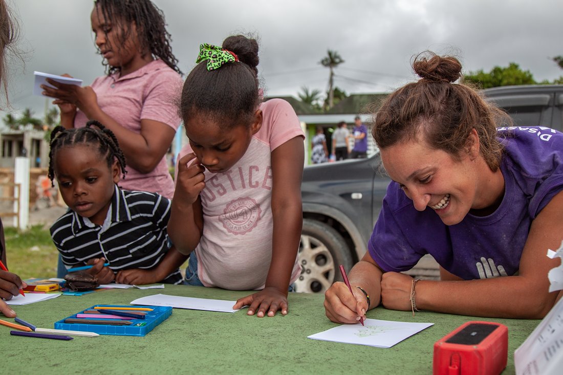 grupo_de_voluntarios_de_renovación_sonriente