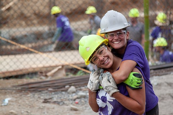 pareja_voluntaria_sonriendo_abrazada