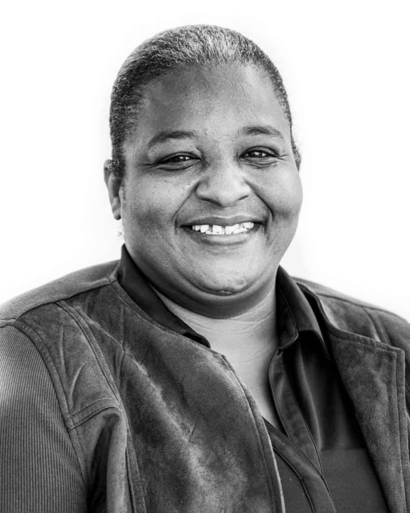 Foto en blanco y negro de una mujer sonriendo