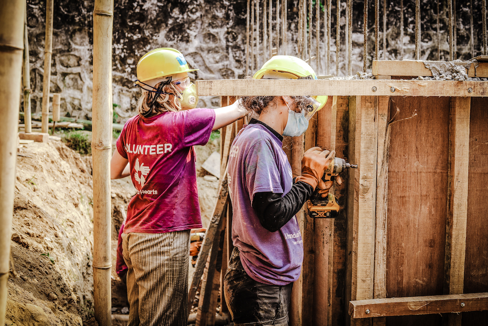 Dos voluntarios trabajando en la construcción del puesto de brezo. 