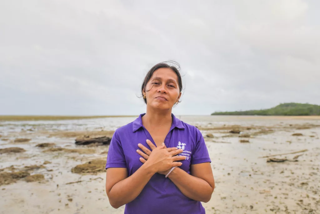 Miembro del personal en la playa de Araceli, Filipinas