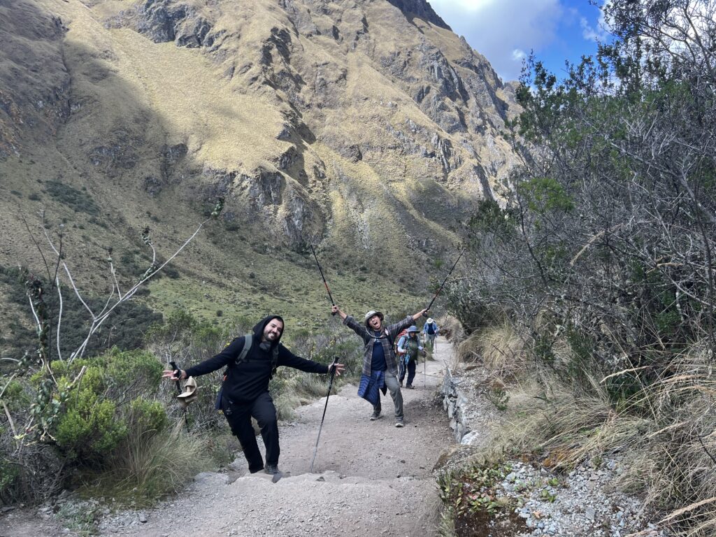 Caminantes disfrutando del Camino Inca