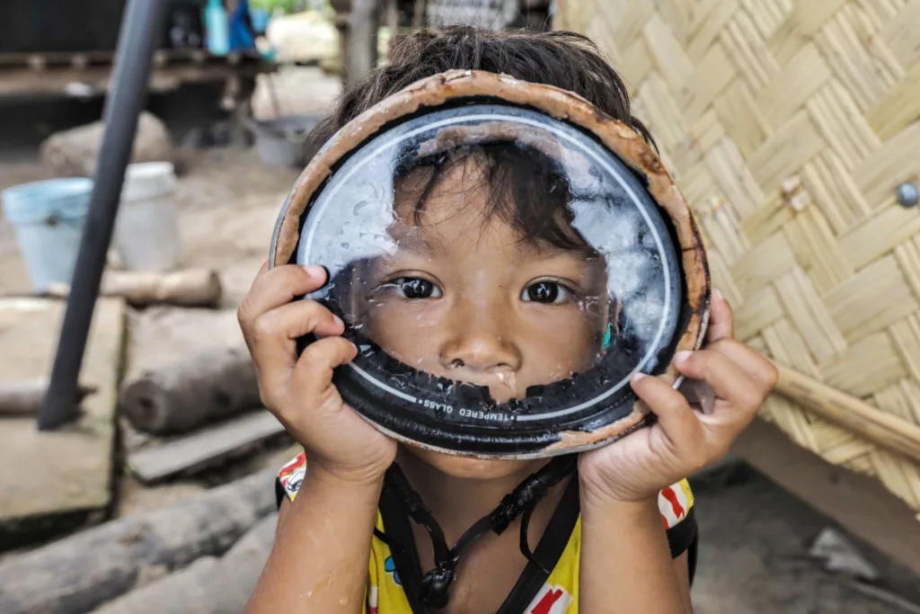 Un niño jugando con una máscara de buceo en Filipinas