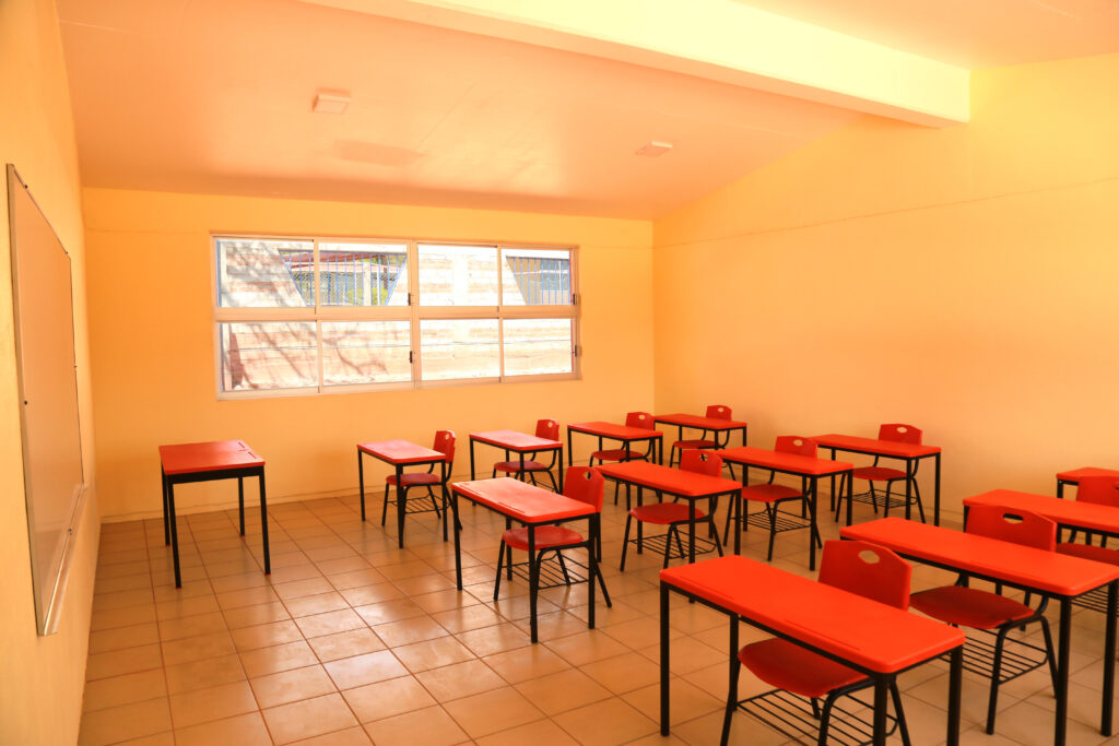 Vista interior de un aula recién construida en México